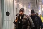 郁闷！奥卡福飞回米兰城，记者询问发生了什么，他回答：不知道