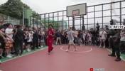 甲亢哥和&ldquo;梅西&rdquo;街头1v1斗牛，进球后对&ldquo;梅西&rdquo;一顿怒吼🤣