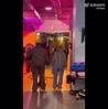 好家伙！詹姆斯赛后再次亲吻了队友的妈妈😁