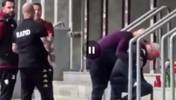 路人拍到布彭扎老师在祭祀点前双膝跪地，无法控制情绪🫠
