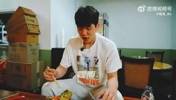 杨瀚森之前吃煎饼果子时想起周琦：我跟我琦哥也是梦幻联动了😂