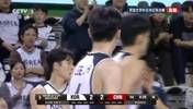 这啥情况？曾凡博三步上篮犹豫后选择不出手，传给队友出现失误！