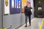哈哈！掘金给约基奇买了芝士玉米饼 后者看了一眼径直走开