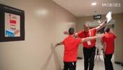 中国男篮赛后走入球员通道，李弘权兴奋大喊，篮协主席郭振明面带笑容！