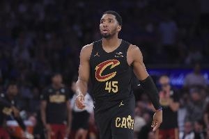 罚球4中1！多诺万&middot;米切尔半场7中5拿12分有3失误 正负值-13